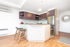 金斯顿2BR 2BA Apt with Dedicated Workspace and Free parking - Hosted by CanStay的带柜台和冰箱的厨房
