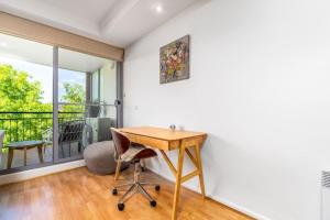 金斯顿2BR 2BA Apt with Dedicated Workspace and Free parking - Hosted by CanStay的带阳台的房间里的书桌 更多12张照片