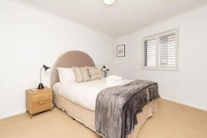 Un pat sau paturi într-o cameră la 2BR 2BA Apt with Dedicated Workspace and Free parking - Hosted by CanStay