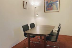 tavolo da pranzo con sedie e lampada di Quiet 2BR Apartment with Garden views in Griffith - Hosted by CanStay a Kingston 