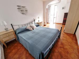 a bedroom with a bed and a wooden floor at Maridea - Via Dragonara in Ponza