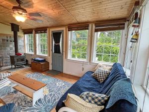 sala de estar con sofá azul y ventanas en Family Tides - Y850 home, en York Beach