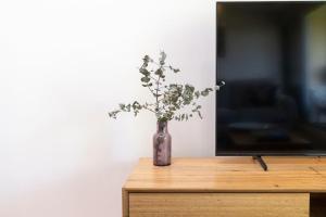 Un televizor și/sau centru de divertisment la 2BR 2BA Apt with Dedicated Workspace and Free parking - Hosted by CanStay