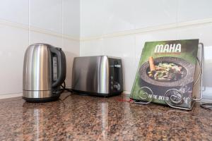 Facilități de preparat ceai și cafea la 2BR 2BA Apt with Dedicated Workspace and Free parking - Hosted by CanStay