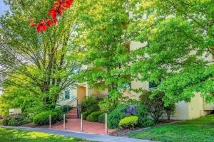 O grădină în afara 2BR 2BA Apt with Dedicated Workspace and Free parking - Hosted by CanStay