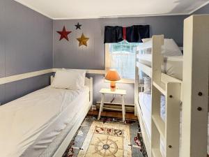 1 dormitorio con 2 literas y ventana en Family Tides - Y850 home, en York Beach
