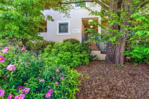 O grădină în afara 2BR 2BA Apt with Dedicated Workspace and Free parking - Hosted by CanStay