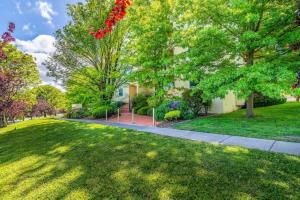 O grădină în afara 2BR 2BA Apt with Dedicated Workspace and Free parking - Hosted by CanStay