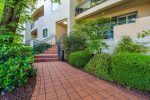 O grădină în afara 2BR 2BA Apt with Dedicated Workspace and Free parking - Hosted by CanStay