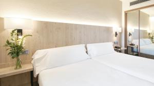 Postel nebo postele na pokoji v ubytování Hotel Albret
