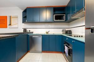 Kuchyň nebo kuchyňský kout v ubytování Vibrant 2BR Apt 3 mins to Manuka Terrace - Hosted by CanStay