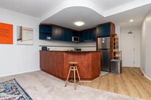 Kuchyň nebo kuchyňský kout v ubytování Vibrant 2BR Apt 3 mins to Manuka Terrace - Hosted by CanStay