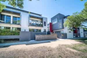 an exterior view of an apartment building at Cosy contemporary 1BR plus sofa bed - Hosted by CanStay in Canberra