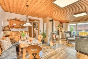 sala de estar con techo de madera y comedor en Wohlfühl-Ferienwohnungen Kirchberger, en Bodenmais