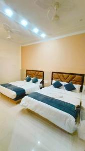 Llit o llits en una habitació de Goroomgo Prakash Residency Varanasi Near Kashi Vishwanath Temple