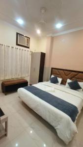 Llit o llits en una habitació de Goroomgo Prakash Residency Varanasi Near Kashi Vishwanath Temple