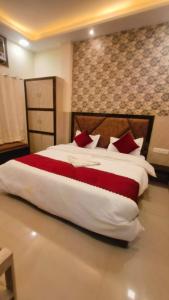 Een bed of bedden in een kamer bij Goroomgo Prakash Residency Varanasi Near Kashi Vishwanath Temple