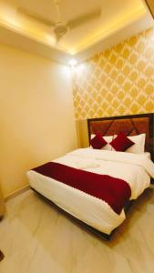 Posteľ alebo postele v izbe v ubytovaní Goroomgo Prakash Residency Varanasi Near Kashi Vishwanath Temple