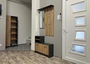 una habitación con puerta y una habitación con dormitorio en Centr00m Apartman, en Dunaföldvár