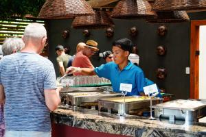 un hombre está preparando comida en un buffet en Pachira Lodge, en Tortuguero