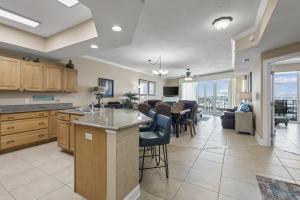 Η κουζίνα ή μικρή κουζίνα στο The Moorings 210 condo