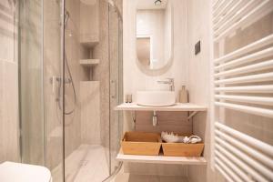 un bagno con lavandino e doccia di Exposition - Eiffel tower a Parigi