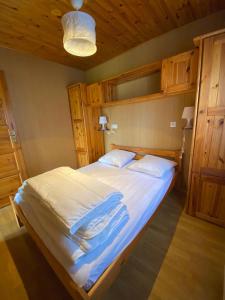 Camping-Chalets La Favière客房内的一张或多张床位