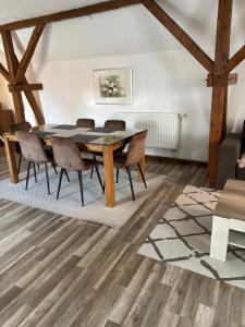 a dining room with a wooden table and chairs at Ferienhaus Oliveira in Spalt
