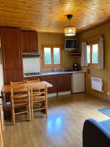 Camping-Chalets La Favière的厨房或小厨房