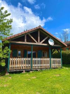 Lac des Rouges TruitesCamping-Chalets La Favière的草上有栅栏的小房子 更多30张照片