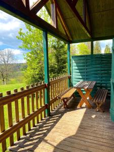 Camping-Chalets La Favière的阳台或露台