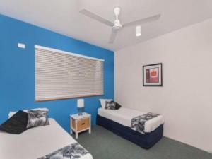 
A bed or beds in a room at Pacific Sands Apartments
