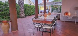 een patio met een tafel en stoelen in een huis bij Trulli&Dimore - Villa Marinesca in Polignano a Mare