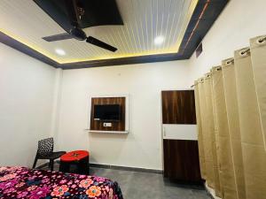 TV a/nebo společenská místnost v ubytování Goroomgo The Ram Krishna Palace Ayodhya - Luxury Room