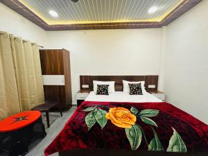 Goroomgo The Ram Krishna Palace Ayodhya - Luxury Room房間的床