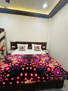 Ayodhya的住宿－Goroomgo The Ram Krishna Palace Ayodhya - Luxury Room，一间卧室配有一张带鲜花的大床