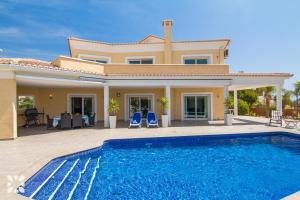 een villa met een zwembad voor een huis bij Villa Esplendida by Abahana Villas in Calpe