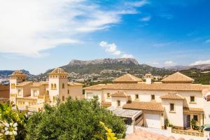 een uitzicht op een villa met bergen op de achtergrond bij Villa Esplendida by Abahana Villas in Calpe