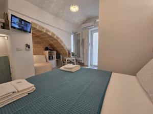 a room with a bed with towels on it at Caure Vista Mare in Polignano a Mare