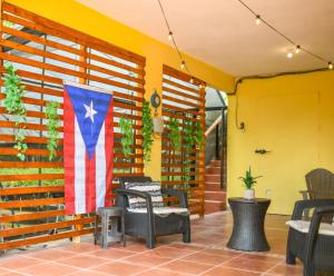 eine amerikanische Flagge hängt an der Wand einer Terrasse in der Unterkunft Casa de Campo Vista Hermosa in Lares