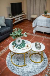 ein Wohnzimmer mit 2 Tischen und einem Sofa in der Unterkunft Casa de Campo Vista Hermosa in Lares