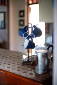 eine Lampe auf einem Tisch neben einem Becher in der Unterkunft Casa de Campo Vista Hermosa in Lares