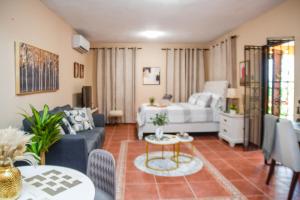 ein Wohnzimmer mit einem Sofa und einem Bett in der Unterkunft Casa de Campo Vista Hermosa in Lares
