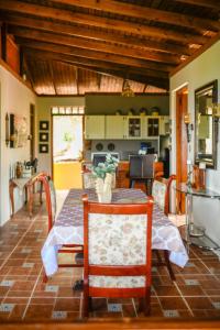 ein Esszimmer mit einem Tisch und Stühlen sowie eine Küche in der Unterkunft Casa de Campo Vista Hermosa in Lares