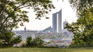 - une vue sur une ville avec de grands bâtiments et des arbres dans l'établissement pool table heaven, workstation, 4k TV, Netflix, à Leipzig