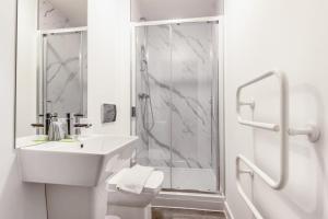 bagno bianco con doccia e lavandino di Bright 1 Bedroom Apartment in Central Sheffield a Sheffield