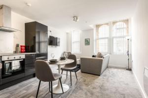 una cucina e un soggiorno con tavolo e sedie di Bright 1 Bedroom Apartment in Central Sheffield a Sheffield