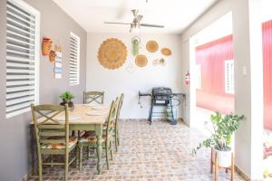 a dining room with a table and chairs at Granero Kenyard in Aguadilla in Moca