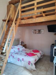 Postel nebo postele na pokoji v ubytování STUDIO meublé indépendant chez l'habitant