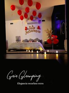ein Schlafzimmer mit einem Bett mit roten Ballons an der Wand in der Unterkunft Gaia Glamping Elegancia Escarlata estándar 1 in San Rafael